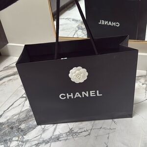 🖤🤍Chanel Shopping Bag w Canelia Flower 🖤🤍